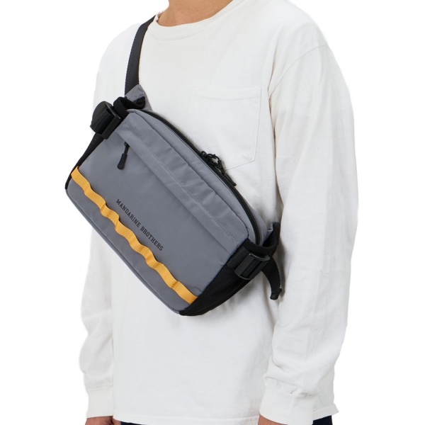 【マンダリンブラザーズ】ウォーキングボディバッグ グレイ