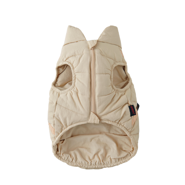 コットンタッチハーネスジャンパー ベージュ／胸側でファスナー開閉。