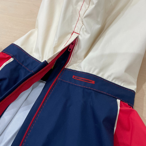 【ウォームハートカンパニー】ＪコートＢレインコート （超撥水犬用レインコート） フード途中までファスナーで開くから、頭をかぶせやすい。