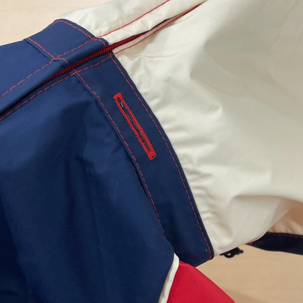 【ウォームハートカンパニー】ＪコートＢレインコート （超撥水犬用レインコート） 首横にリード通し穴付き。