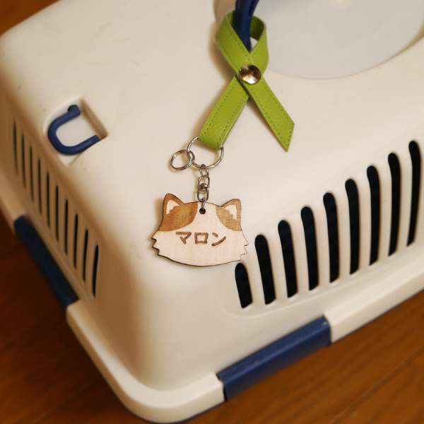 うちの猫 木製チャーム リボンキーホルダー グリーン・ロングミケ