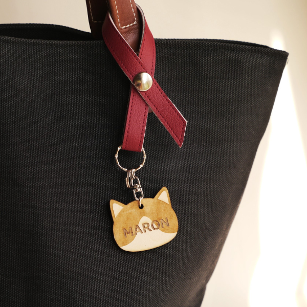 うちの猫 木製チャーム リボンキーホルダー レッド・はちわれ