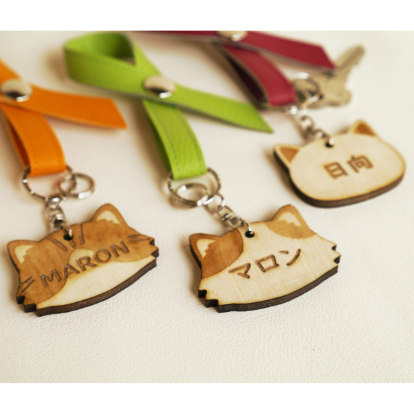 うちの猫 木製チャーム リボンキーホルダー （左から）オレンジ・ロング白トラ／グリーン・ロングミケ／レッド・白＆ベージュ