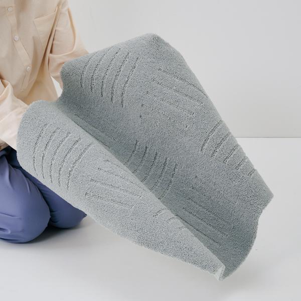 ピタプラス・ブリック　４５×６０ 厚みがあるのにしなやかで、踏み心地の良いふんわりパイル。（画像は60×60サイズです。）