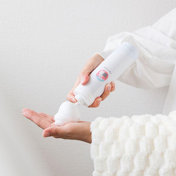 マルーク　犬猫用洗い流さない炭酸シャンプー ノズルを押すだけで簡単に使えます。