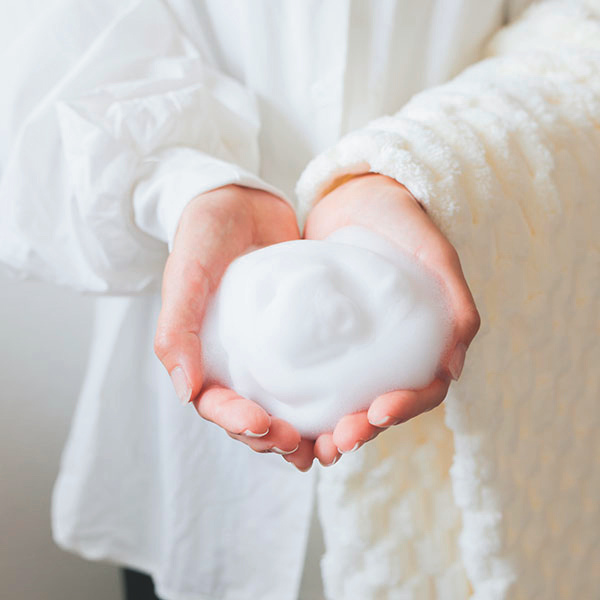 マルーク　犬猫用洗い流さない炭酸シャンプー 濃密で微細なもちもち泡。使用後はべたつかずふんわりさらさら。