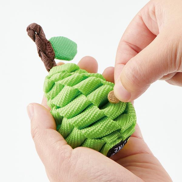 タフテープフルーツトイ テープの隙間におやつを挟んで遊べます。