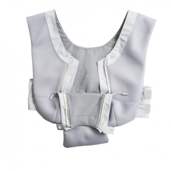 メッシュフロントホールドスリング 正面のファスナーは部分開閉できる仕様。いつもの抱っこと同じ様に前面から出入り可能です。