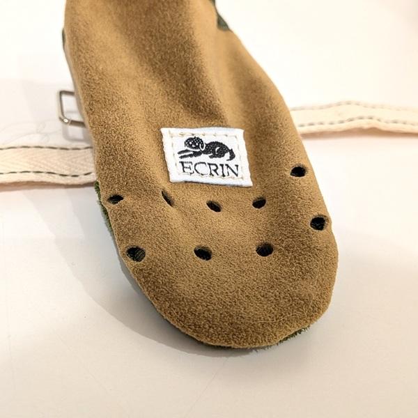 快適な靴　室内用 穴あけ加工で通気性バツグン。足になじみやすい人工皮革「ウルトラスエード(R)」を使用。