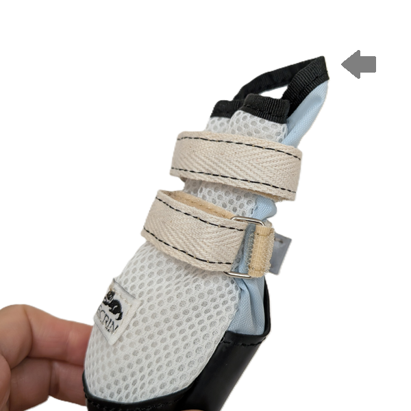 快適な靴　屋外用  履き口の後ろ部分は長めなので、つかんで履かせやすい。