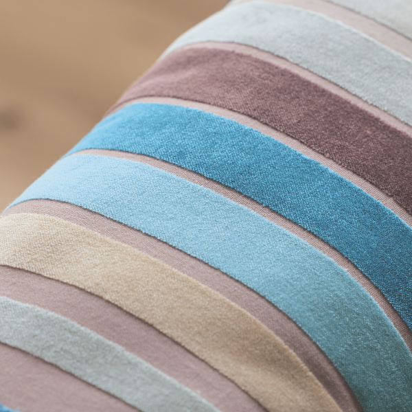 ベルベットストライプスクエアベッド 側面のしっとりなめらかなベルベット素材が高級感をただよわせます。