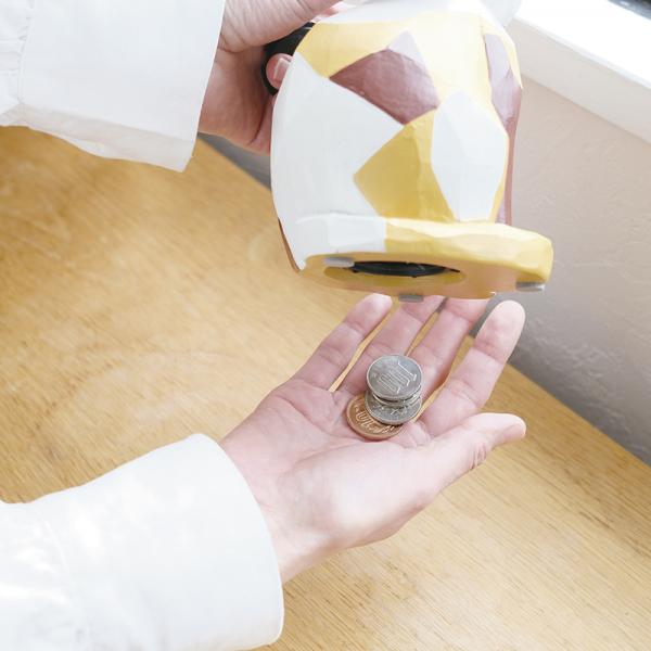 スオーラ　マネーバンク 本体を壊さずにコインを取り出せます。