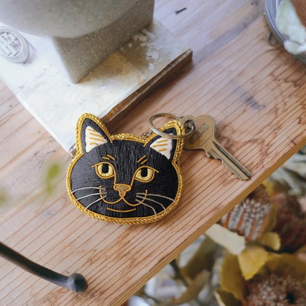 ニャトリエ　刺繍キーホルダー クロ