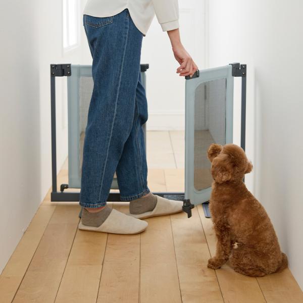 ペットゲートおくだけとおせんぼウォークスルー ライト 手前にドアを開いて通ります。