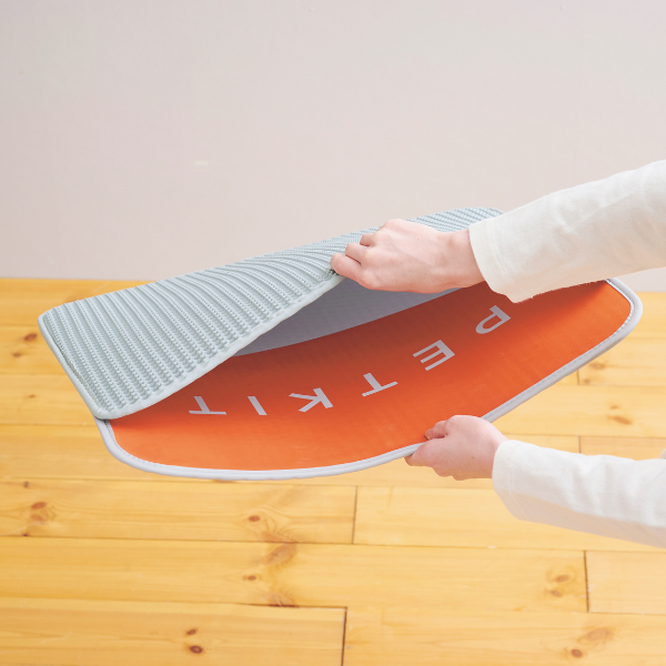 ＰＥＴＫＩＴ自動猫トイレ　ＰＵＲＡＭＡＸ２ 付属の入り口用マットで足裏に付いた猫砂をキャッチ。