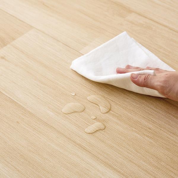 防滑・消臭・防水フローリングマット 汚れはサッと水拭きできます。