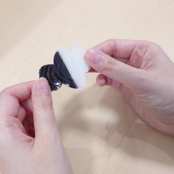 すべり止めシール　肉球ピタット 剥離紙をはがし、粘着面を肉球に貼りつけます。