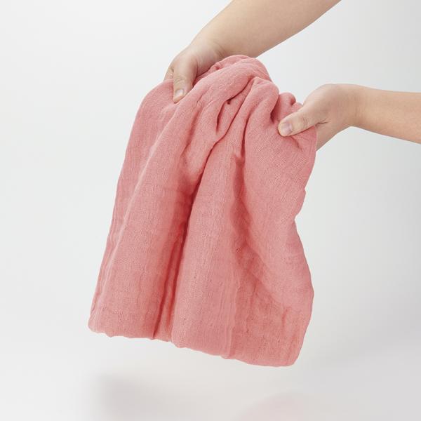 綿１００％の３重ガーゼおくるみタオル ピンク