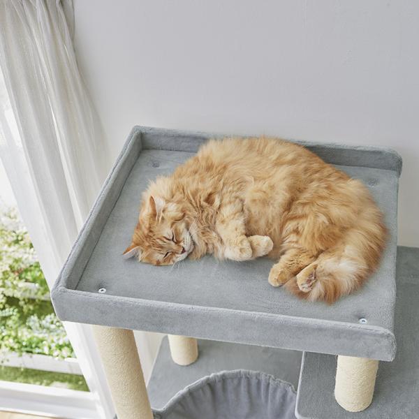 大きな天井ベッドのハイタワー（高さ171cm　据え置き型　多頭飼い　大型猫） やさしい肌触りのボア生地なので、くつろぎ空間に。座面にはクッション性があります。