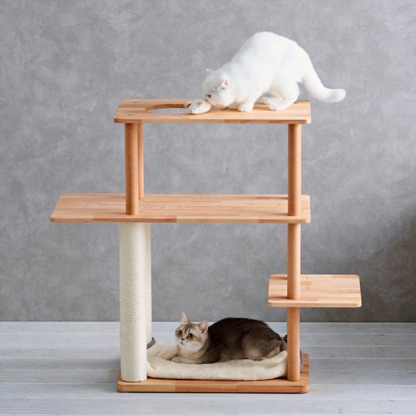 天然木のキャットシェルフ（高さ86cm 据え置き型 天然木） お気に入りのマットやベッドをセットしやすい。