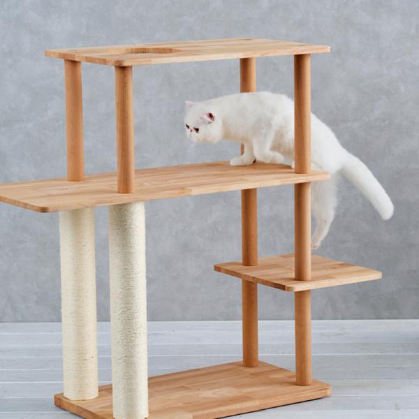 天然木のキャットシェルフ（高さ86cm 据え置き型 天然木） シニア・短足猫種の子も登りやすい段差。