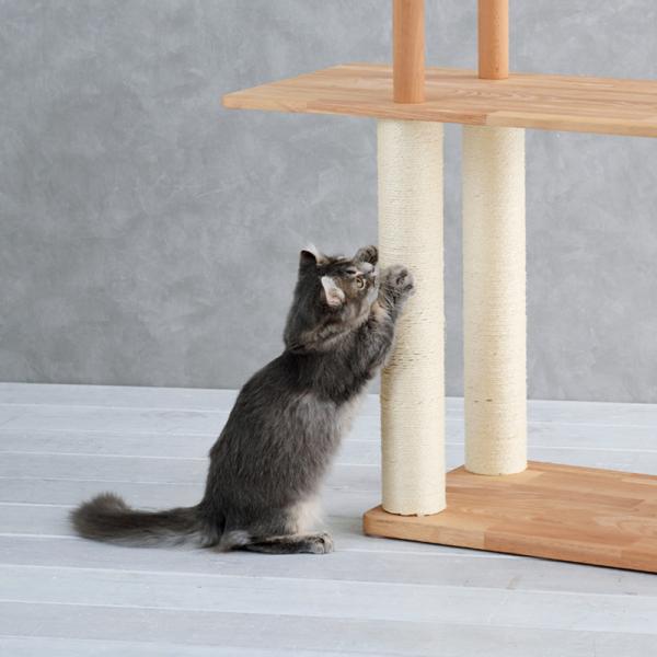 天然木のキャットシェルフ（高さ86cm 据え置き型 天然木） バリバリ爪とぎできる麻縄の爪とぎ柱はボロボロになったら取り替えが可能（別売）。