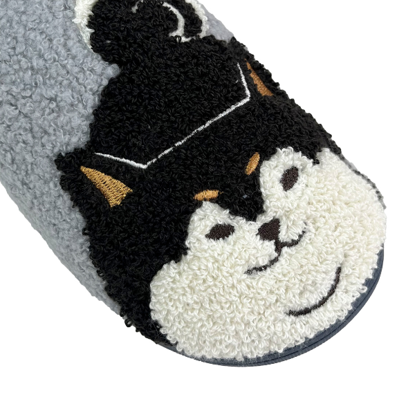 相良刺しゅうルームシューズ　柴尻君柄 グレー / 内側はふんわりとした毛足素材を使用し、弾力があり足がらくちん。