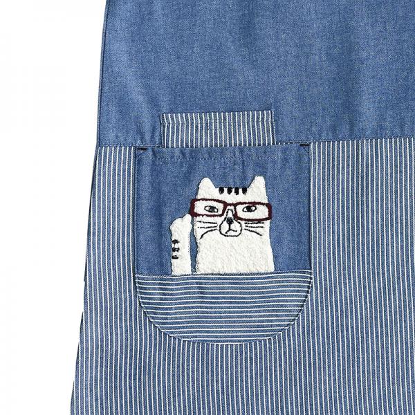 ネコまるけ　デニム調 脇釦あきエプロン ポケットにはネコザワさんの刺繍。