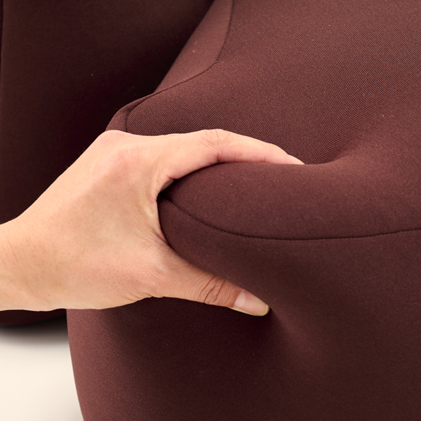 リラクッション やわらかなビーズが体を支えます。