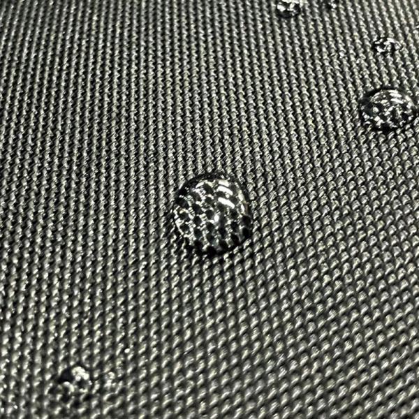 ワンかるお散歩ボディバッグ 丈夫なポリエステル素材にはっ水加工をプラス。