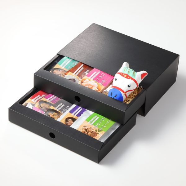 ドットわん究極のご褒美　午（うま）おせち 高級感のある黒いボックスでお届け。一品ずつ個包装になっています。