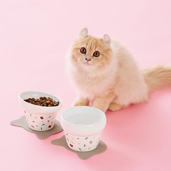 にゃんプレ 左・トール（フード用）ホワイト／右・ボウル（水用）ホワイト ※食器の下ににゃんマットを使用