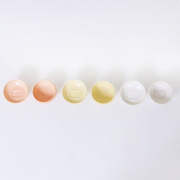 にゃんプレ 左からトール・サーモンピンク、ボウル・サーモンピンク、トール・ベージュ、ボウル・ベージュ、トール・ホワイト、ボウル・ホワイト