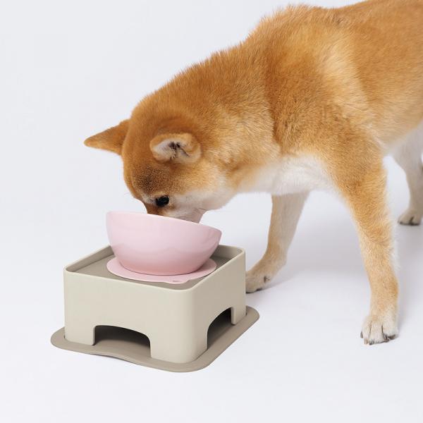 わんテーブル　グレー 食べやすい角度に調節できます。※食器は付属しません。