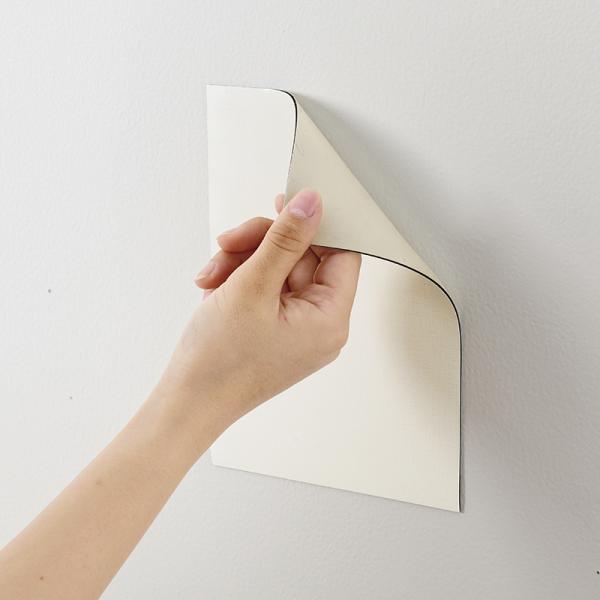 穴あけ不要 壁に貼るだけマグネット爪とぎ 壁に貼って剥がせます。