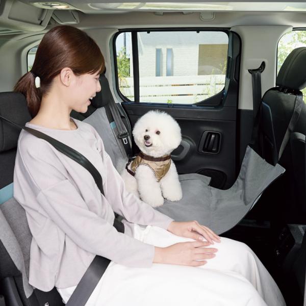 広々カーハンモック（後席用） 両側はファスナーで取り外し可能。飼い主側を開けば愛犬と触れ合え、ドア側を開けば乗り降りしやすい。