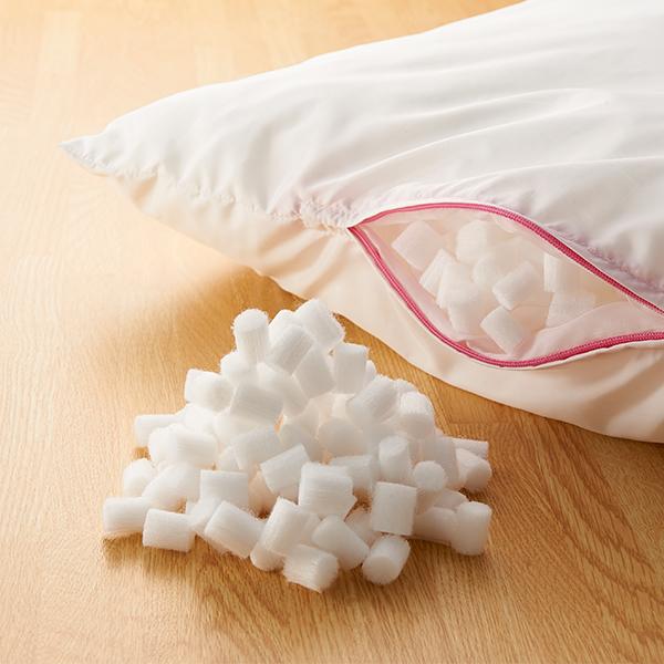 シニア犬の寝姿に寄り添うクッション 中材を取り出して調整できます。ボリュームが足りない時は、専用替えチップを足してご使用ください。