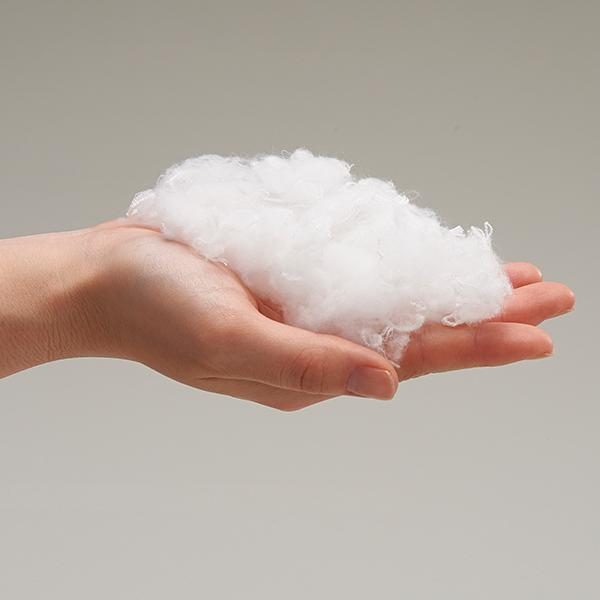 シニア犬の寝姿に寄り添うクッション ホテルの羽根枕にも使われる高級な綿がたっぷり。