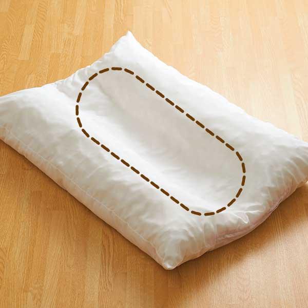 シニア犬の寝姿に寄り添うクッション 両端を高くすれば、フセの姿勢が難しい子も安定しやすい。