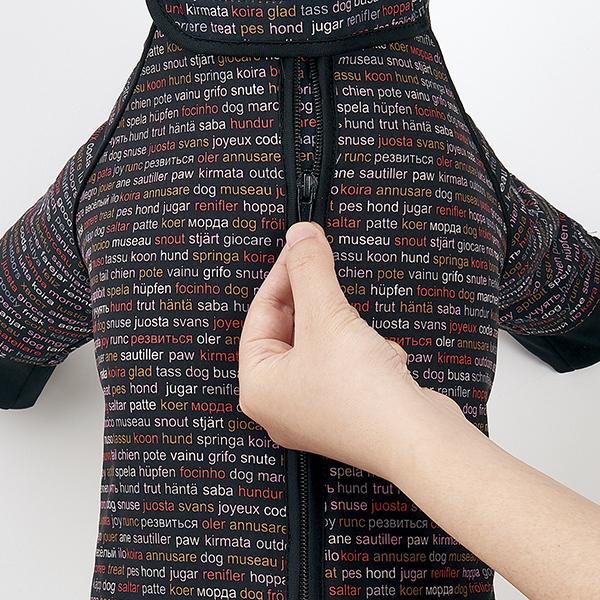 ラティア×ハクサン　オーバーオール 背中ファスナー開きで着せやすい。