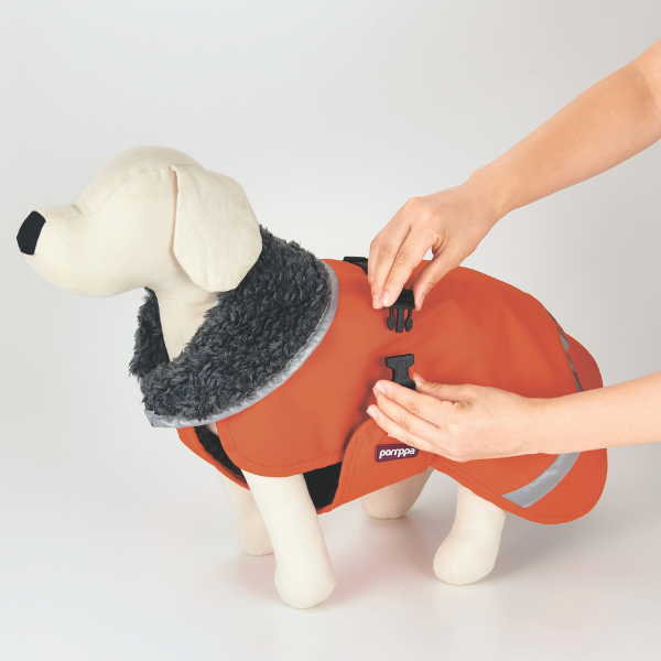 ポムッパ　ドッグジャケット トッパ 頭を通すだけで着用らくちん！ウエストでワンタッチバックル留め。足を通すのを嫌がる子も安心です。※伸縮性なし