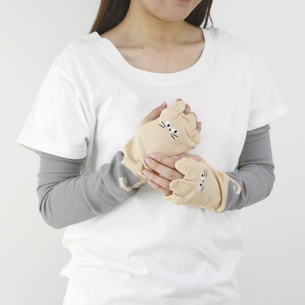 ＵＶ発色ネコミミアームカバー 太陽光が当たると猫の白目がピンクに変わります。