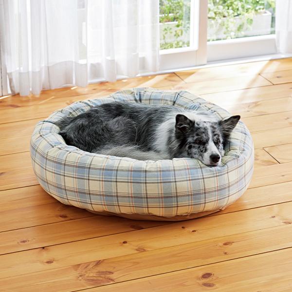 さわやかコットン ベーグルベッド　替えカバー付きセット M・マルチチェック・モデル体重14.8kg／あご乗せしやすい形。