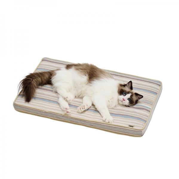 さわやかコットン　スクエアマット M・ストライプ：モデル体重3.9kg