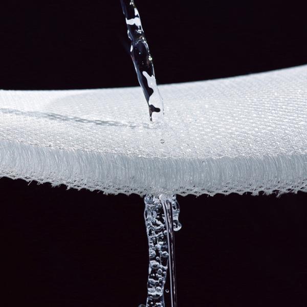 ペットバスマット 透水性が高く水切れが良い素材で、乾きが早くカビやニオイの発生を抑えます。