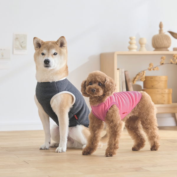 ＥＸヒートワン　マイクロフリース 左：【新色】チャコールグレー（バスト57のサイズを着用/モデルサイズ：バスト56cm） 右：ピンク （バスト38のサイズを着用/モデルサイズ：バスト38cm）