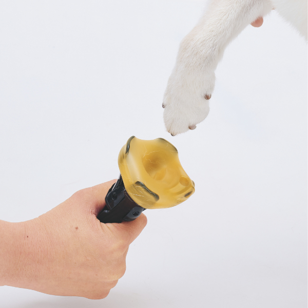 パウテクト（犬用オールシーズンブーツ） 専用ツール【パウテックツール】で初めてでも 履かせやすい。筒部分を折りたたんでツール先端に装着し、グリップを握ると大きく開きます。そのまま愛犬の足に履かせてください。