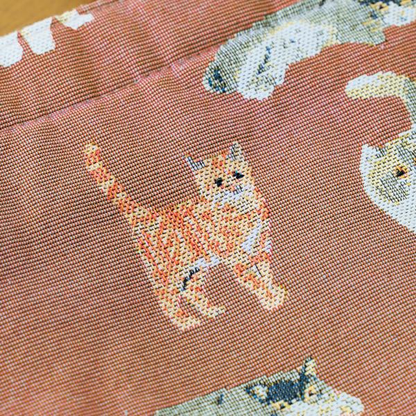 メニーキャット ブックカバー 高級感のある生地が魅力。