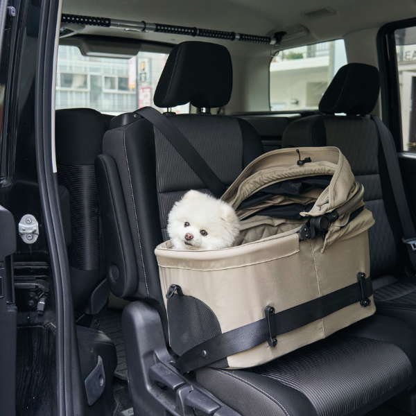 ＡＩＲＢＵＧＧＹ（エアバギー）　ウィズエックス バスケット部分はシートベルトでしっかり固定できて、ドライブでも安心。