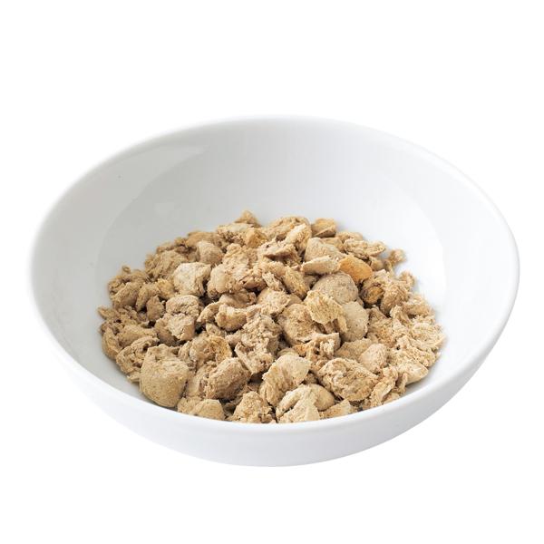 フィーラインナチュラル　チキン＆ラム 手で崩した状態。／ほぐすと食べやすく香りもアップ。